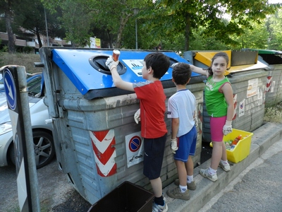 Si ricicla tutto:  bottiglie di plastica, le lattine, la carta..