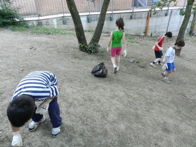 Puliamo anche la nostra area verde...ma con i guanti!